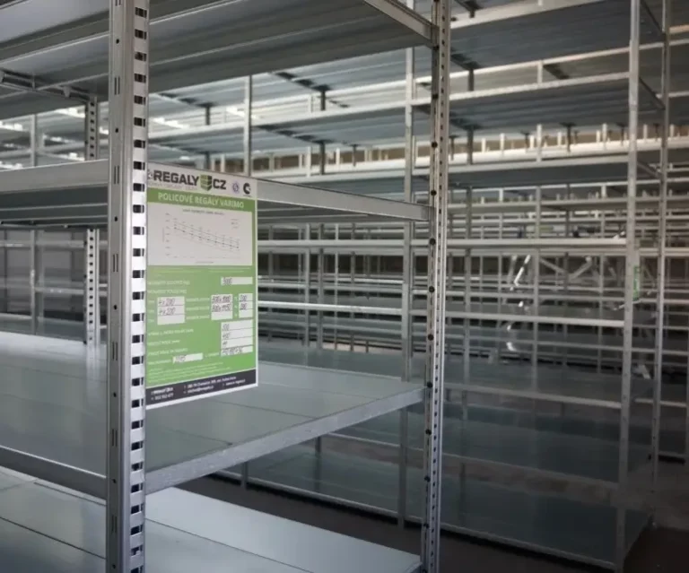Skladové policové regály VARIMO s tabulkou nosností.