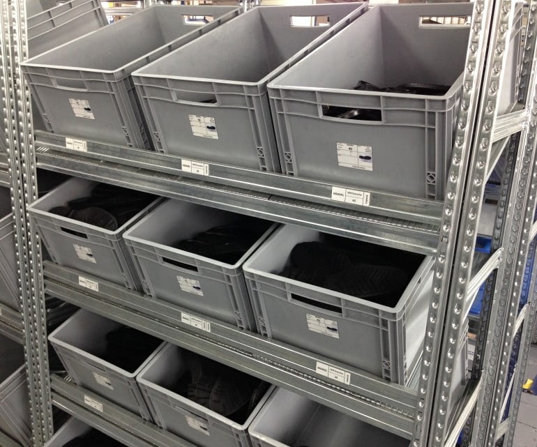 Speciální regál na plastové boxy v rámu VARIMO.