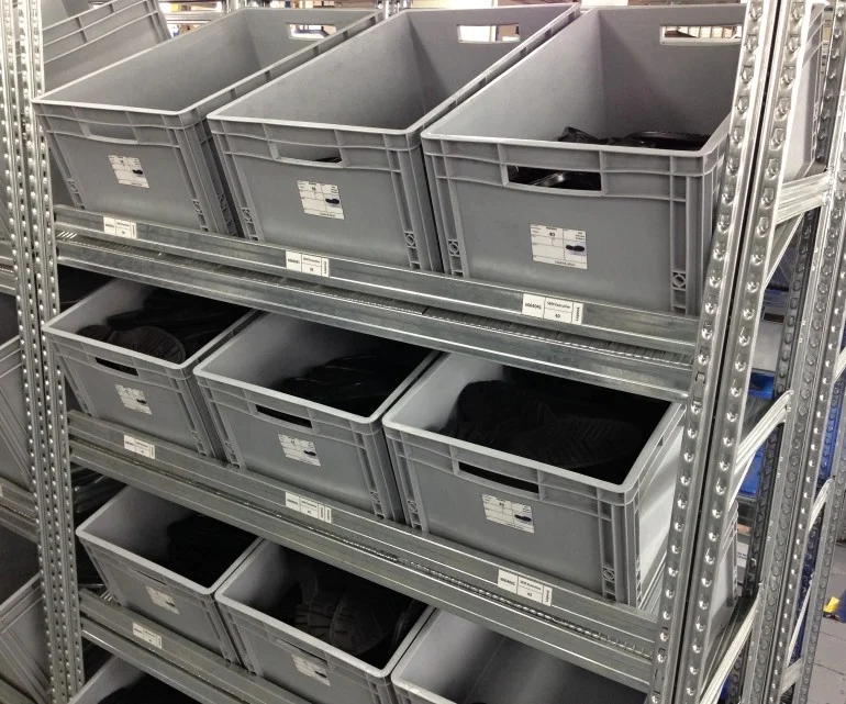 Speciální regál na plastové boxy v rámu VARIMO.