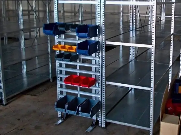 Závěsný systém na plastové boxy pro policové regály VARIMO.