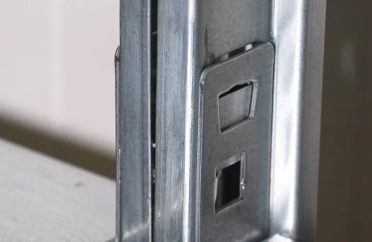 Uchycení traverzy v regálovém rámu u systému VARIMO.