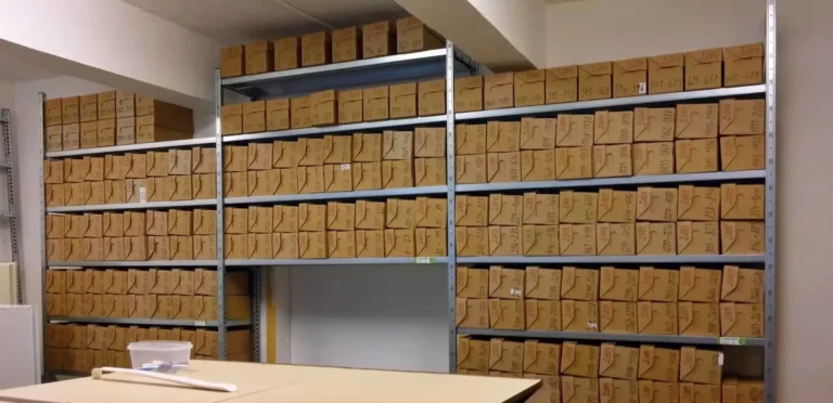 Policové regály VARIMO se přizpůsobí každému výklenku. Kovové policové regály do skladu.