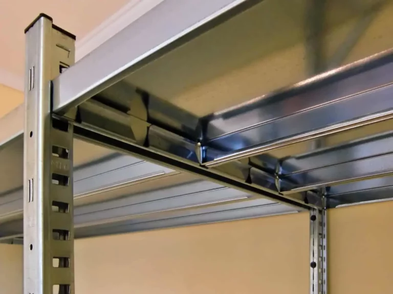 Provedení polic regálu VARIMO.