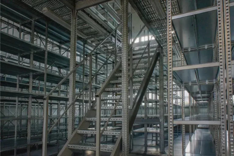 Patrový sklad z policových regálů VARIMO se schodištěm. Patrové regály se schodištěm.