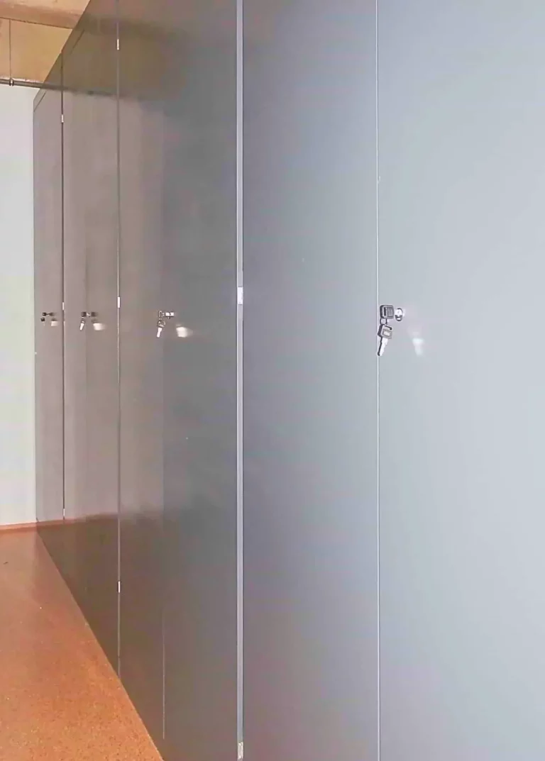 Regálová skříň z policových regálů VARIMO.