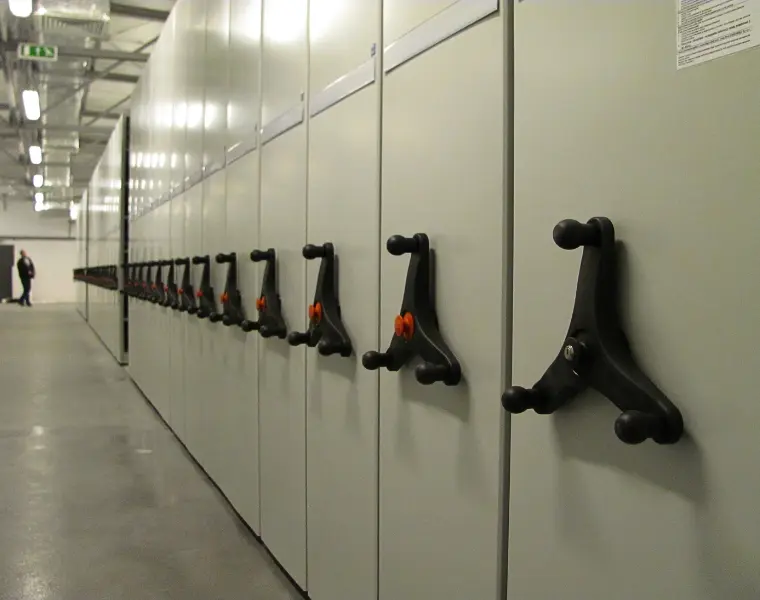 Posuvné archivační regály s nastavbou z regálů VARIMO